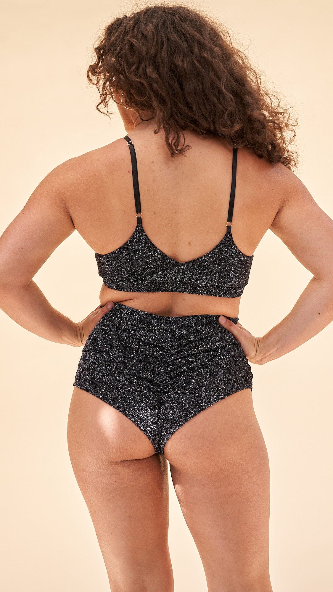 High Waist Shorts - Basic Scrunch Shorts Crystal Black - Image 2