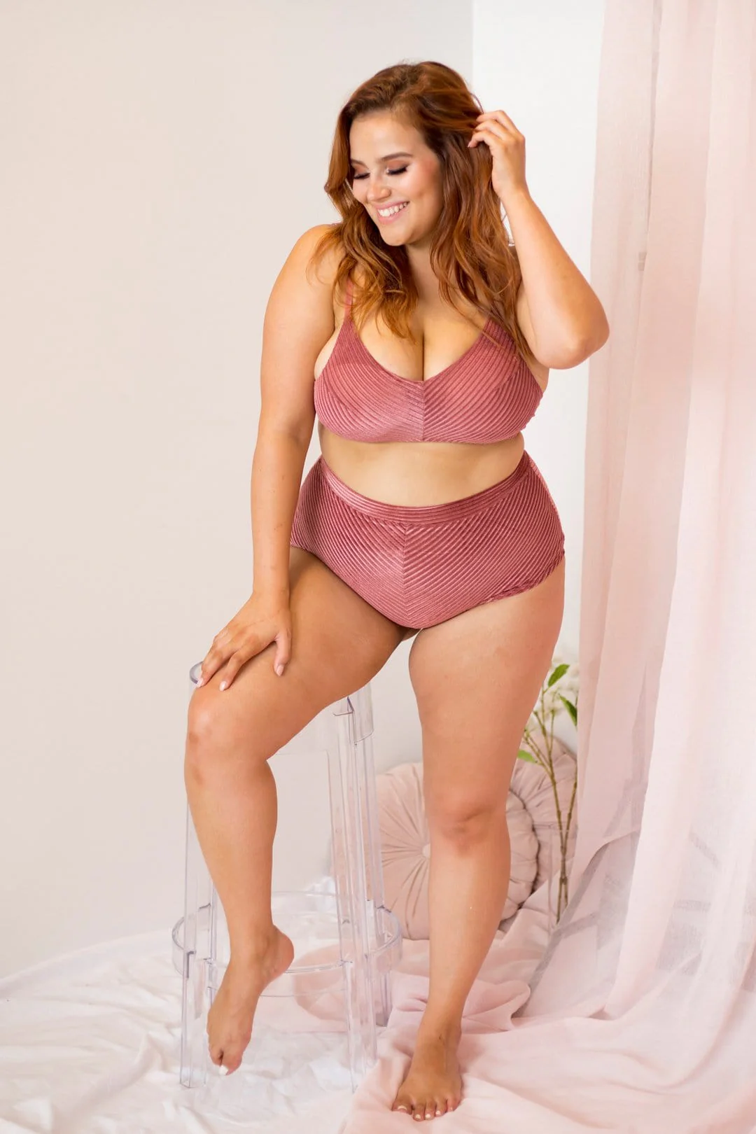 Lana Top - V-Neck Velvet Sports Bra Dusty Rose - Image 10